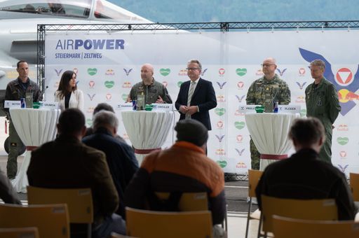 Vorschau Bild von Programmpräsentation der AIRPOWER24 in Zeltweg (v.l.n.r.): Flying
Bulls-Pilot Ludwig Reiter, Landtagsabgeordnete Michaela Grubesa,
Airchief Generalmajor Gerfried Promberger, Landeshauptmann
Christopher Drexler, Projektleiter Brigadier Wolfgang Prieler und
Display Director Oberstleutnant Thomas Ploder.
