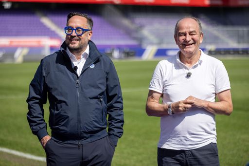 Martin Schiefer und Herbert Prohaska bringen in der
Kampagne „Schiefer x Legende" Vergaberecht und Fußball auf einen
Platz.