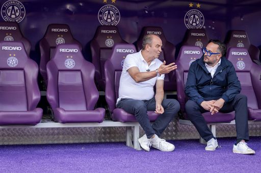 Vorschau Bild von Martin Schiefer und Herbert Prohaska bringen in der
Kampagne „Schiefer x Legende" Vergaberecht und Fußball auf einen
Platz.