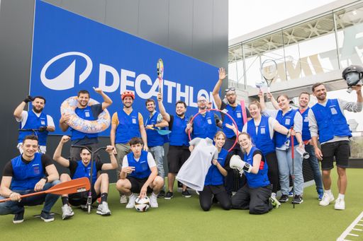  Das Team der neuen Decathlon-Filiale in der
PlusCity .
