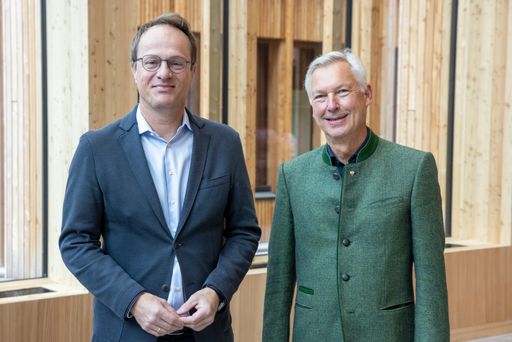  Initiator Markus Hengstschläger (Genetiker und
Erfolgsautor, li.) und Hermann Fercher (Direktor Lech Zürs
Tourismus).