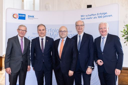 Vorschau Bild von vlnr. Dr. Wilfried Haslauer (Landeshauptmann
Salzburg), Vito Cecere (Deutscher Botschafter in Österreich), Prof.
Daniel Ziblatt Ph. D. (Direktor Wissenschaftszentrum Berlin für
Sozialforschung und Eaton-Professor an der Harvard University),
Dipl.Wirtsch.-Ing. Hans Dieter Pötsch (DHK Präsident), Dr. Florian
Kreibich (Vizebürgermeister Stadt Salzburg) auf der 49. DHK Matinee
in der Residenz zu Salzburg