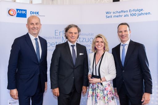 Vorschau Bild von Gäste auf der 49. Matinee der Deutschen
Handelskammer in Österreich (DHK) vlnr.: Niels Kowollik (Mercedes
Benz Österreich), Harald Pflanzl (BASF Tuerk), Annette Scheckmann
(Strabag AG), Matthias Halusa (BASF Österreich)