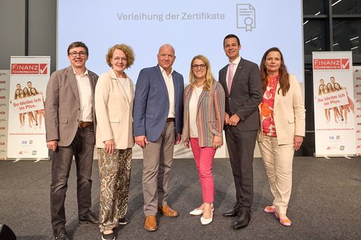 © photonews.at/Georges Schneider - St. Pölten (NÖ)
17.06.2024 - Die Arbeiterkammer Niederösterreich (AK NÖ) und das
Land Niederösterreich setzten mit dem Projekt NÖ
Finanzführerschein im Frühjahr gemeinsam mit der Schuldnerberatung
NÖ einen wichtigen Schritt zur finanziellen Bildung von
Schüler:innen in Polytechnischen Schulen. Mehr als 160 Schüler:innen
aus sechs Polytechnischen Schulen in NÖ bekamen heute bei einer
Festveranstaltung in der AK NÖ ihr Zertifikat für die erfolgreiche
Absolvierung des NÖ Finanzführerscheins überreicht. PHOTO: Michael
Lackenberger, GF Schuldnerberatung NÖ, LR Christiane
Teschl-Hofmeister, AK NÖ-Präsident und ÖGB NÖ-Vorsitzender Markus
Wieser , LR Ulrike Königsberger-Ludwig, Karl Fritthum,
Bildungsdirektor NÖ, Bettina Heise, AK NÖ-Direktorin bei der Ehrung.
