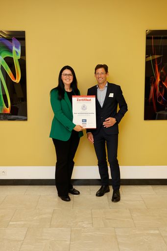 Mag. Kerima Voloder, Finanzakademie WIFI Wien, und
FH-Prof. DI Dr. Heimo Losbichler, Chairman IGC, bei der Verleihung
des IGC-Gütesiegels am IGC-Kongress in Prag