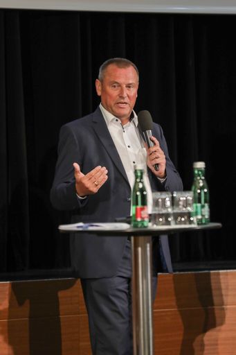  öGIG Geschäftsführer Hartwig Tauber bei der
Podiumsdiskussion zu "Alles über Glasfaserausbau in unseren
Gemeinden"