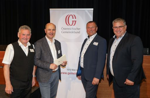 Vorschau Bild von Gemeindevertreterinnen und Gemeindevertreter aus
ganz Österreich folgten gestern der Einladung des Österreichischen
Gemeindebundes zum Erfahrungsaustausch unter dem Motto „Highspeed
für alle: Glasfaser-Ausbau in unseren Gemeinden“.