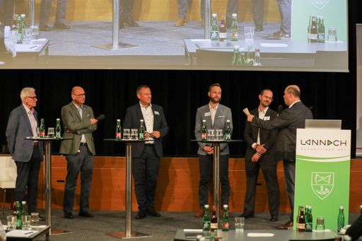 Vorschau Bild von öGIG Geschäftsführer Hartwig Tauber (3. v.l.) beim
Panel mit weiteren Glasfaser-Ausbauvertretern