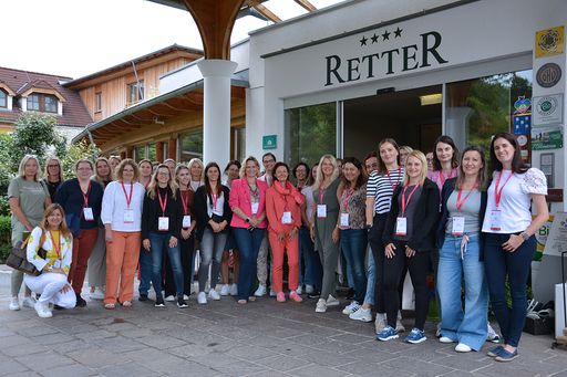 Vorschau Bild von Der Assistant of the Year Award wurde im Rahmen der
Konferenz „Assistance up2date“ am 12. Juni 2024 im RETTER
Bio-Natur-Resort in Pöllauberg verliehen.