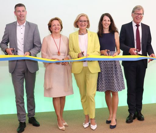 Mit einem Festakt wurde gestern im Lebens.Med
Zentrum Bad Erlach nicht nur das 10-jährige Bestehen gefeiert,
sondern auch der Zubau mit 85 Betten für die orthopädische
Rehabilitation eröffnet.