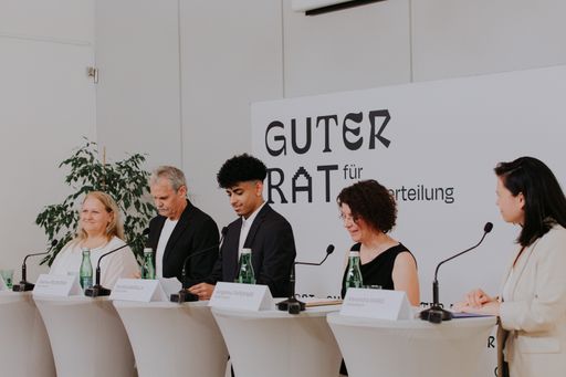 "Guter Rat für Rückverteilung": Vier (von 50)
Mitgliedern: Elisabeth Klein, Dietmar Feurstein, Kyrillos Gadalla
und Angelika Taferner, am Podium mit Projektleiterin Alexandra Wang
(v.l.n.r.)