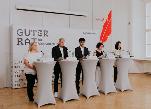 Vorschau Bild von "Guter Rat für Rückverteilung": Vier (von 50)
Mitgliedern: Elisabeth Klein, Dietmar Feurstein, Kyrillos Gadalla
und Angelika Taferner, am Podium mit Projektleiterin Alexandra Wang
(v.l.n.r.)