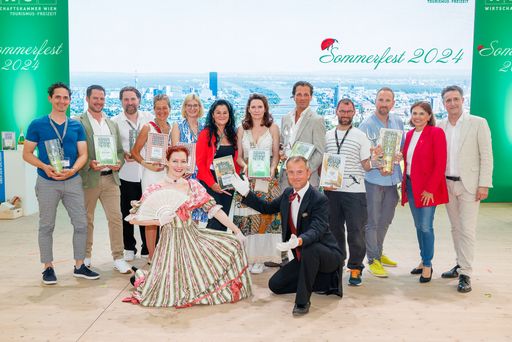  Die Sieger der Branchenpreise "Goldener Schani" und
"Goldene Jetti" 2024 mit Tourismus-Staatssekretärin Susanne
Kraus-Winkler (2.v.r.) und dem Obmann der Sparte Tourismus und
FReizeitwirtschaft in der Weirtschaftskammer Wien, Markus Grießler
(r.).