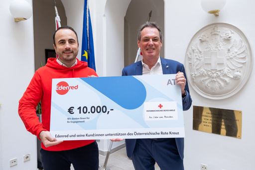  Christoph Monschein (links im Bild) und Michael
Opriesnig (rechts im Bild) bei der Überreichung des Spenden-Schecks.
