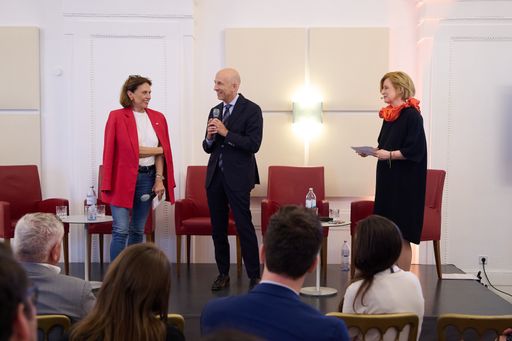  Arbeits- und Wirtschaftsminister Martin Kocher mit
Tourismus-Staatssekretärin Susanne Kraus-Winkler bei der
Netzwerkveranstaltung "Tourismusforschung in Österreich"