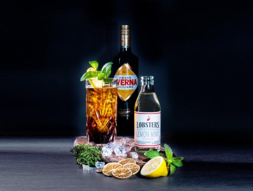 Vorschau Bild von Rezeptur: 4 cl Averna Dash Zitronensaft Lobsters Lemon Mint
Zitronenscheibe, Minzzweig