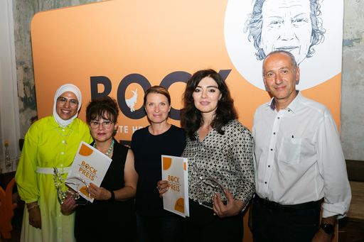 Bock Preis Jurorin Asma Aiad mit Gewinnerin Raghda
Alkabalan, Jurorin Barbara Stöckl, Gewinnerin Elham Agoosh und dem
Geschäftsführer vom Flüchtlingsprojekt Ute Bock Gerd Trimmal