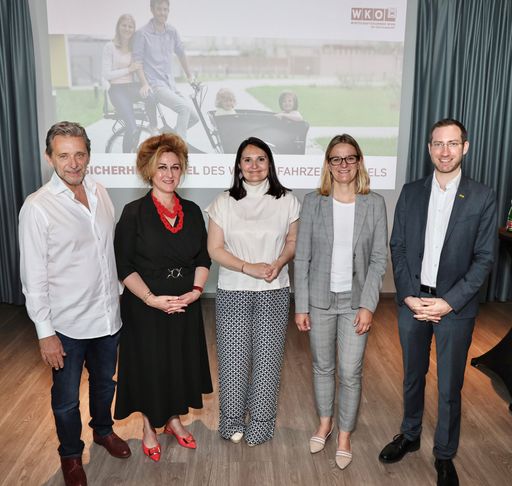 (v.l.n.r) KR Helmut Mojescick (Fachgruppe der
Versicherungsmakler), Hofrätin Mag. Dr. Brigitte Nedbal-Bures, MA
(Landespolizeidirektion Wien), Initiatorin des Sicherheitspanels
Stephanie Ernst MMBA, MSc (Obfrau des Wiener Fahrzeughandels), Mag.
(FH) Sabine Berg (Wiener Städtische Versicherung), DI Matthias
Nagler (ÖAMTC)