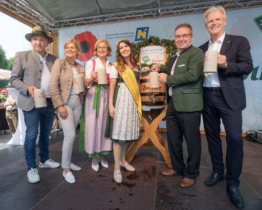 Bildtext: Fritz Weber, Aufsichtsratsvorsitzender Waldviertel
Tourismus; Klaudia Tanner, Bundesministerin für Landesverteidigung;
Johanna Mikl-Leitner, Landeshauptfrau Niederösterreich; Melanie
Rauch, Hopfenbotschafterin; Tom Bauer, Geschäftsführer Waldviertel
Tourismus; Karl Schwarz, Privatbrauerei Zwettl © Waldviertel
Tourismus_fotozwettl.at