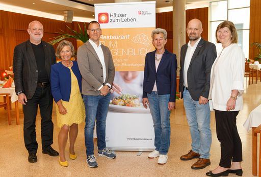 Vorschau Bild von Neben dem den Bewohner*innen und Angehörigen
machten sich auch die Vize-Präsidentin der Häuser zum Leben und
Gemeinderätin Gabriele Mörk, die Senior*innenbeauftrage der Stadt
Wien Sabine Hofer-Gruber sowie der stellvertretende Geschäftsführer
der Häuser zum Leben Simon Bluma und alle involvierten
Bereichsleiter*innen der Häuser zum Leben bei der offiziellen
Eröffnung ein Bild von dieser neuartigen Initiative. Nun soll das
Projekt in ausgewählten Häusern zum Leben wienweit ausgerollt
werden.