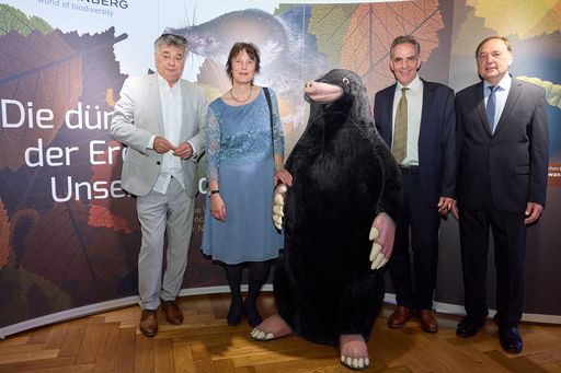 https://www.apa-fotoservice.at/galerie/37568 Feierliche
Ausstellungseröffnung mit 300 Gästen im Naturhistorischen Museum
Wien.