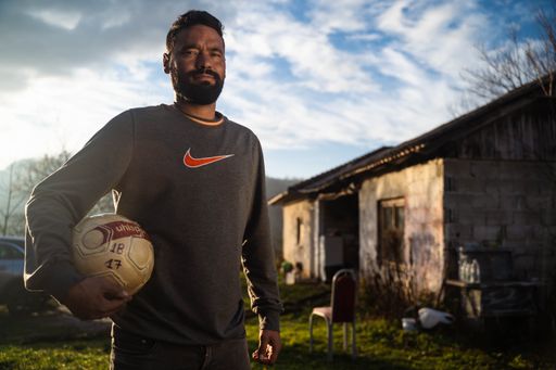 Der Balkanrouten-Überlebende, FIFA-Schiedsrichter
Ibrahim Rasool hat es geschafft: "Ich hatte bis zur Asylentscheidung
schlaflose Nächte aus Angst, dass man mich zu meinen Peinigern nach
Kroatien abschieben wird"