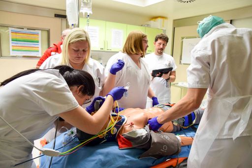 Unter der Leitung von Dr. Robert Czaher findet eine
Schockraumschulung statt, bei der interdisziplinäre Teams ein
Notfallszenario gemeinsam lösen.