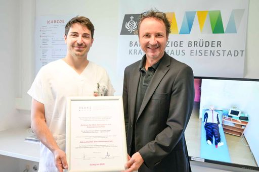 Vorschau Bild von Dr. Florian Pundy (li.), Leiter des BBSZE und Prim.
Dr. Martin Wehrschütz, Ärztlicher Direktor, freuen sich über das
Zertifizierungsdokument des Simulationszentrums.