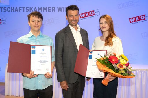 Stefan Ehrlich-Adám, Obmann der Sparte Industrie in
der Wirtschaftskammer Wien, mit zwei der ausgezeichneten Lehrlingen