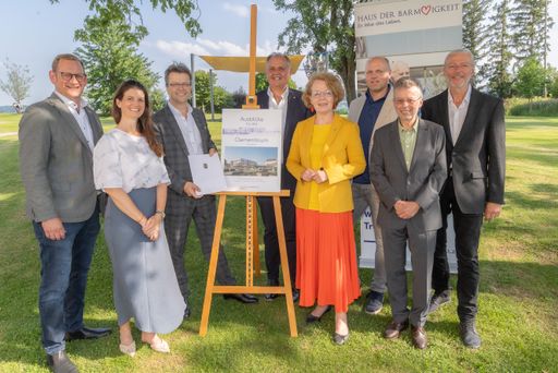 Das Haus der Barmherzigkeit Pflegeheim in Kirchstetten erhält
Zusage durch das Land Niederösterreich für die Neuerrichtung und
Erweiterung.