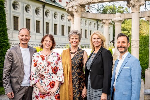  Johannes Anzengruber (Bürgermeister Stadt
Innsbruck), Veronika Sandbichler (Direktorin Schloss Ambras
Innsbruck), Sabine Haag (Generaldirektorin KHM-Museumsverband), Iris
Zangerl-Walser (Abg. Tiroler Landtag), Thomas Kuster
(Ausstellungskurator)