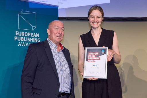 Der Wissenschafts-Podcast von APA-Science gewinnt
den European Digital Publishing Award in der Kategorie „Podcast“. Im
Bild: Georg Taitl (Österreichs Journalist:in) mit
APA-Produktmanagerin Juliane Deisenhammer bei der Preisverleihung
des European Digital Publishing Award am 19. Juni 2024.