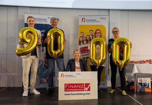 Bei der Verleihung des 9.000sten
FSW-Finanzführerscheins: v.l.n.r.: Michael Rosenberg (FSW
Geschäftsführer), Christian Neumayer (Geschäftsführer FSW
Schuldenberatung), Gudrun Steinmann (Leiterin FSW Finanzbildung),
Gabriele Zgubic (Leiterin der Konsument:innenpolitik der
Arbeiterkammer Wien), Brigitte Heller (Bildungsdirektion Wien)