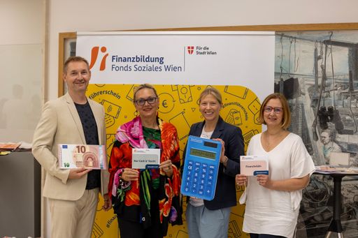 Vorschau Bild von Bei der Verleihung des 9.000sten
FSW-Finanzführerscheins: v.l.n.r.: Michael Rosenberg (FSW
Geschäftsführer), Brigitte Heller (Bildungsdirektion Wien), Gudrun
Steinmann (Leiterin FSW Finanzbildung), Gabriele Zgubic (Leiterin
der Konsument:innenpolitik der Arbeiterkammer Wien)