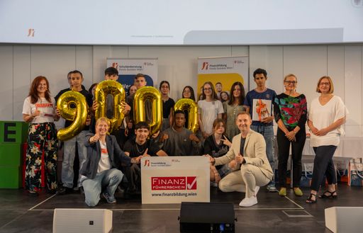Vorschau Bild von Bei der Zertifikatsverleihung des 9.000sten
FSW-Finanzführerscheins: Schüler:innen, Ehrengäste und Team der FSW
Finanzbildung auf der Bühne im AK Wien Bildungszentrum