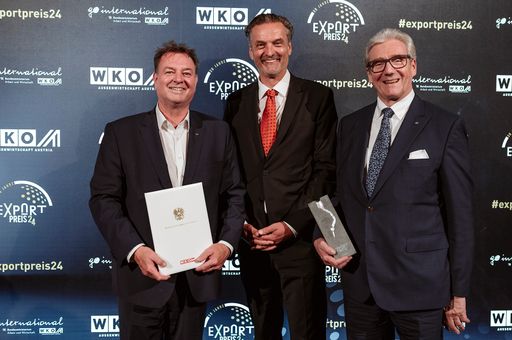 Vorschau Bild von Transport und Verkehr, Silber, Lagermax Lagerhaus
und Speditions AG, v.l.n.r. Günter Fridrich, Stv. Spartenobmann
Maximilian Gruber, Alexander Friesz