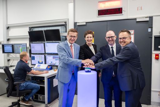  https://www.apa-fotoservice.at/galerie/36902 Im Bild v.l.n.r.:
Markus Achleitner (Wirtschaftslandesrat OÖ), Beate Grota
(Bereichsvorstandsmitglied Bosch Power Solutions), Dietmar Prammer
(Stadtrat Linz), Christian Ganser (Leiter Bosch Engineering Center
Linz)