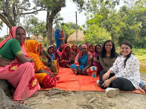 Foto nach einer Gruppendiskussion über
klimafreundliche Technologien mit einer Gruppe von Bäuerinnen in
Nepal.