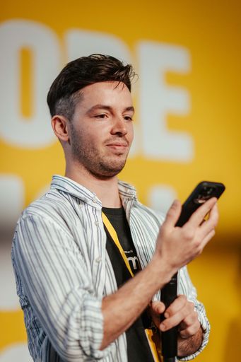 Vorschau Bild von Vier-Hauben-Koch Michael Ploner (s´Kammerli,
Nauders) testete erfolgreich im Rahmen des Eurogast Experten-Talks
die Bestellung mittels Spracherkennung live auf der Bühne.