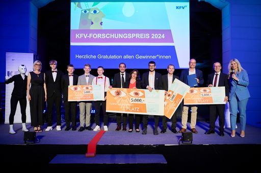 Gewinner*innen von DACH-Schülerwettbewerb und
Forschungspreis 2024 mit Vertreter*innen des KFV und mit der
Moderatorin