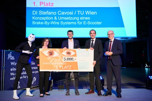 Vorschau Bild von vlnr: Robo-Frau Sophia, KFV Präsidentin Doris
Wendler, Forschungspreisgewinner Stefano Cavosi, KFV Direktor
Christian Schimanofsky und Generalsekretär des VVO Christian Eltner.