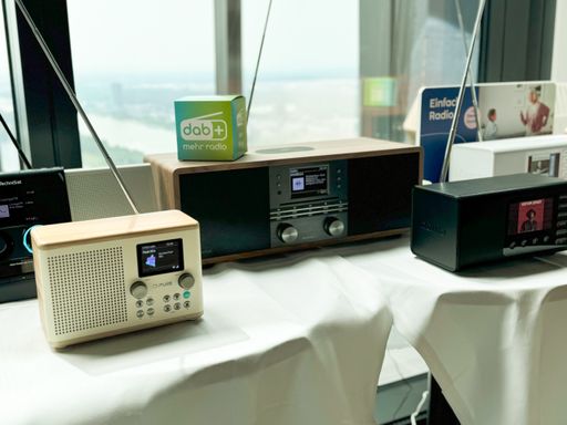 Vorschau Bild von Die digitale Radiolandschaft in Österreich erhält
einen bedeutenden Schub: Mit der heutigen Inbetriebnahme neuer DAB+
MUXe und 30 neuer Sender wächst das digitale Radioangebot auf
insgesamt 58 Sender.