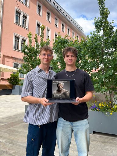  Felix Bernhard (links) und Lukas Kalkhofer (rechts) konnten mit
ihren KI-Caesar die Fachgruppe Werbung und Marktkommunikation der
WKOÖ überzeugen.