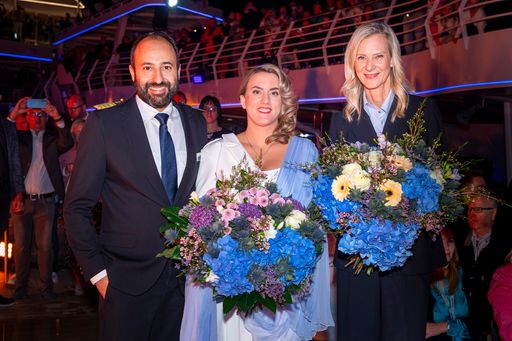  Kapitän Omar Caruana, Taufpatin Fenia Kalachani, Wybcke Meier,
CEO TUI Cruises. © Ulrich Schaarschmidt für TUI Cruises / Weiterer
Text über ots und www.presseportal.de/nr/75344 / Die Verwendung
dieses Bildes für redaktionelle Zwecke ist unter Beachtung aller
mitgeteilten Nutzungsbedingungen zulässig und dann auch honorarfrei.
Veröffentlichung ausschließlich mit Bildrechte-Hinweis.