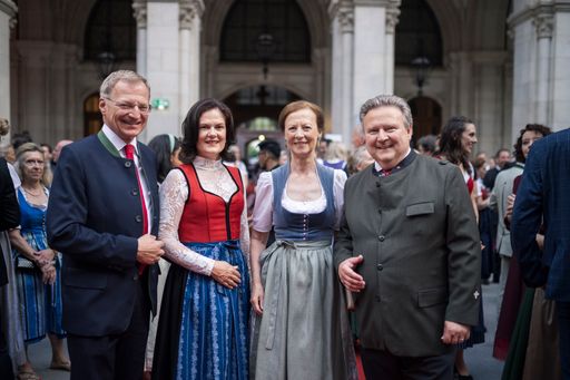 Beim Ball der Oberösterreicher in Wien (v.li.): Landeshauptmann
Thomas Stelzer, Bettina Stelzer-Wögerer, Irmtraud Rossgatterer,
Bürgermeister Michael Ludwig.