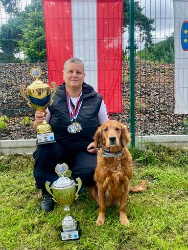 Bei der Rettungshunde-WM sicherte sich der Golden
Retriever „Wauhti-Wiivan Nyx“ von Magdalena Koczera aus Wien den 1.
Platz.
