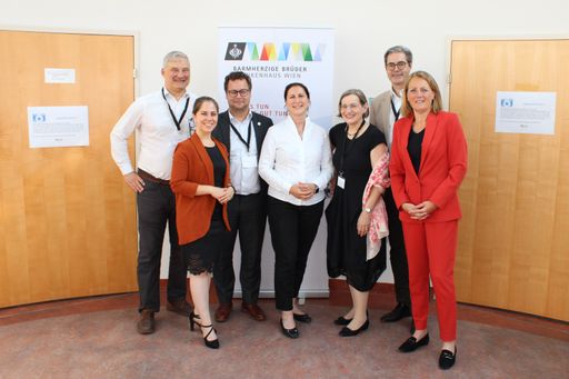 DDr.in Meinhild Hausreither Sektionschefin für
Humanmedizinrecht und Gesundheitstelematik (3. v. r) und Dr.in
Monika Hebrard (Mitte, KHBBW) mit Vertreter*innen vom Ministerium,
DI Jürgen Brandstätter (1. v. l.) und Bianca Rouwenhorst Ministry of
Health, Welfare and Sport, the Netherlands (VWS) (1. v. r) und
Vertreter*innen von ELGA Dr. Stefan Sabutsch (1. v. r) und Helene
Prenner (2. v. l. ) vom GDHP Herko Coomans (3. v. l)
