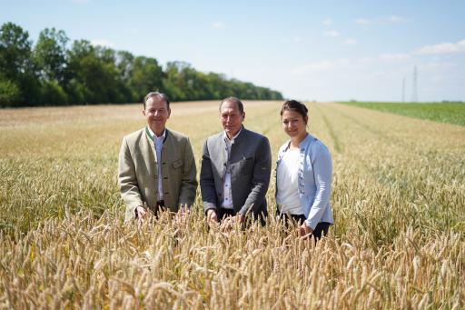 Josef Moosbrugger, Präsident der LK Österreich (Mitte) mit Irene
Maria Trunner, Vizepräsidentin der LK Wien und Nikolaus Berlakovich,
LKÖ-Pflanzenbau-Ausschuss-Vorsitzender sowie Präsident der LK
Burgenland.