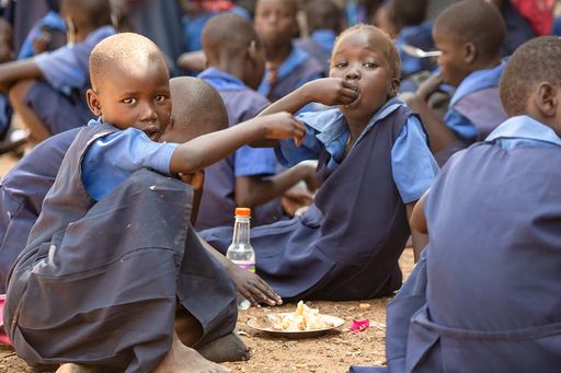 Vorschau Bild von Das Bild zeigt Kinder im Südsudan im
Flüchtlingslager.