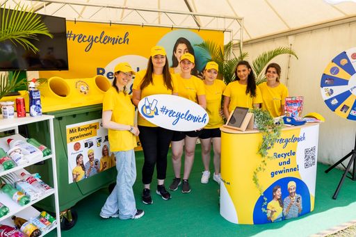 Vorschau Bild von Das RecycleMich-Team rund um Ines Kilnhofer (zweite
von links) berät Besucherinnen und Besucher am Wiener Donauinselfest
2024 zum richtigen Recycling.